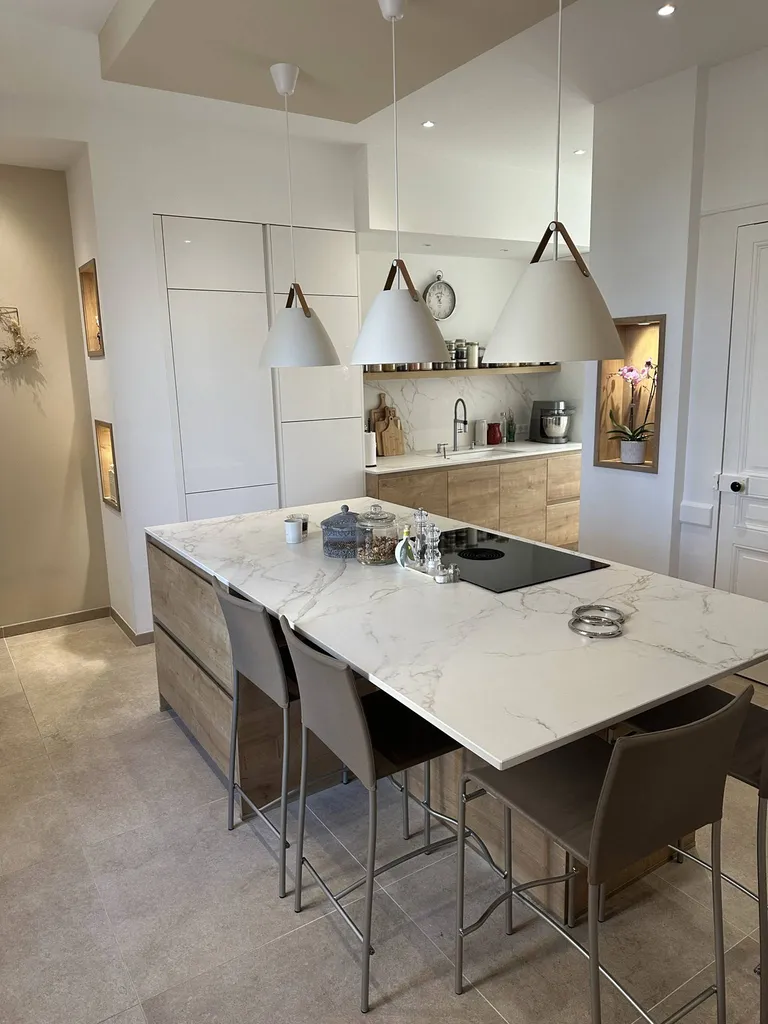 Aménagement de cuisine équipée avec plan de travail dekton entzo à lyon