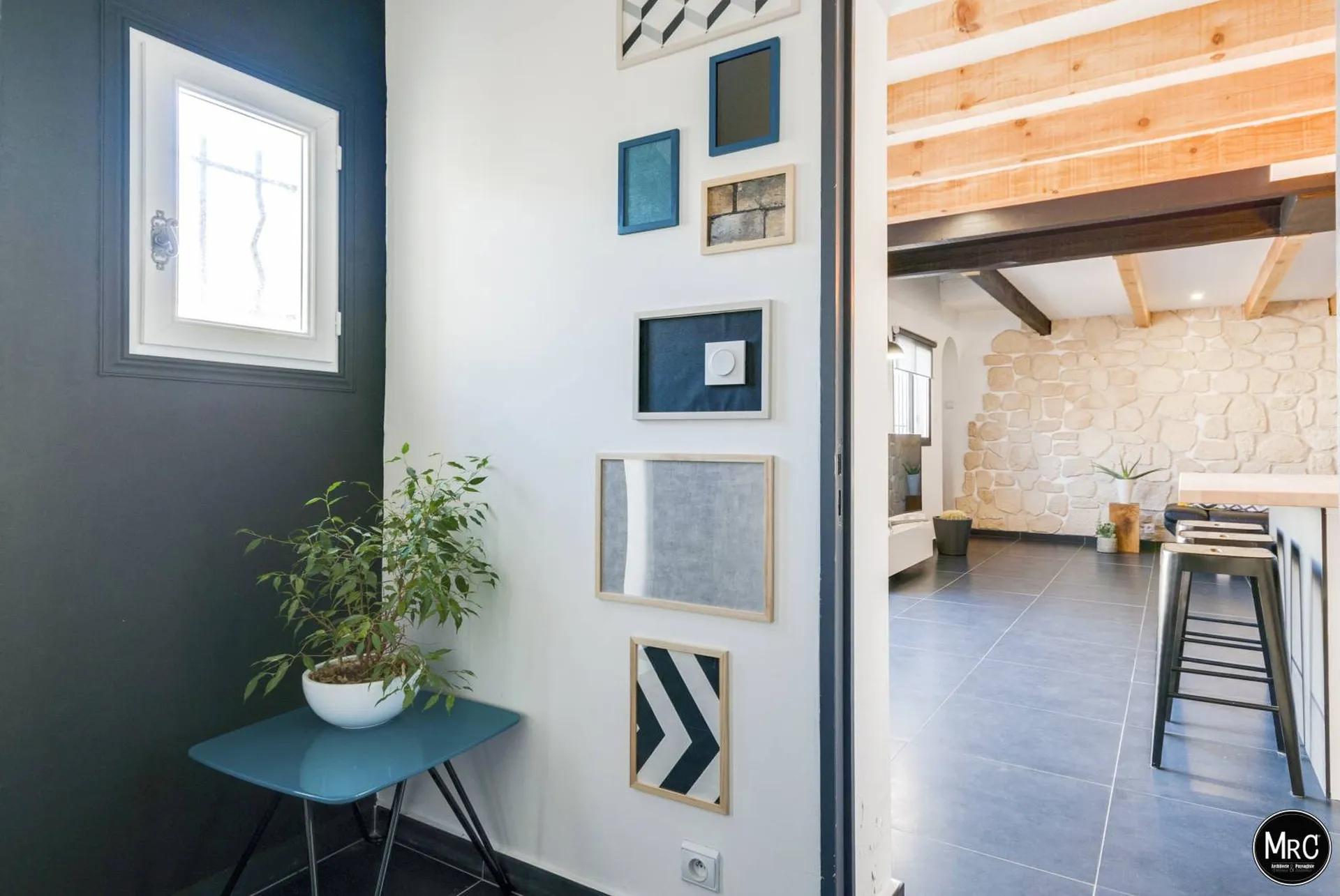 rénovation totale et décoration de l'entrée dans une maison atypique par l'Agence MRC dans les Bouches-du-Rhône