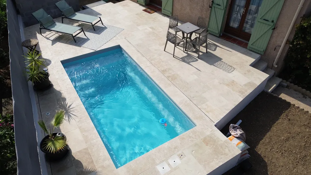 Terrasse Travertin & Plage de Piscine à La Fare-les-Oliviers (13580) | AMT Construction