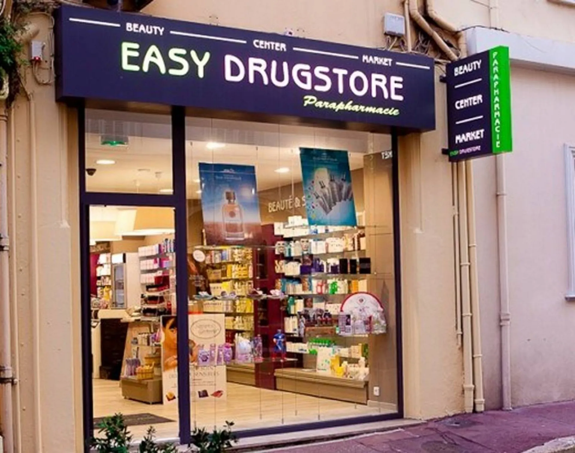 Panneau lumineux et lettres reliefs pour la Parapharmacie Easy Drogstore à Cannes