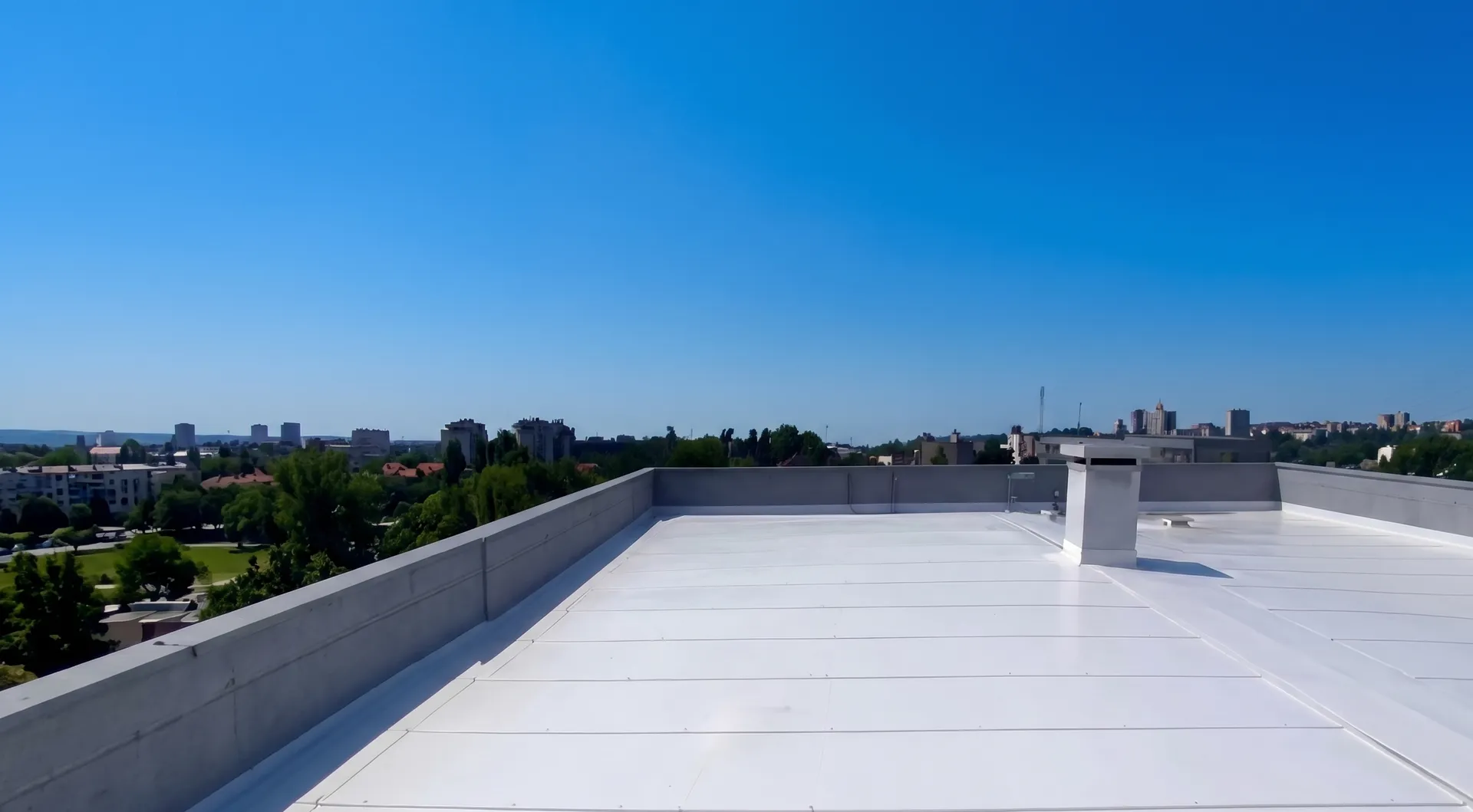 Vue finale d'un toit-terrasse traité en résine d'étanchéité réfléchissante blanche (Cool Roof) à Bordeaux - Lanneluc Étanchéité.