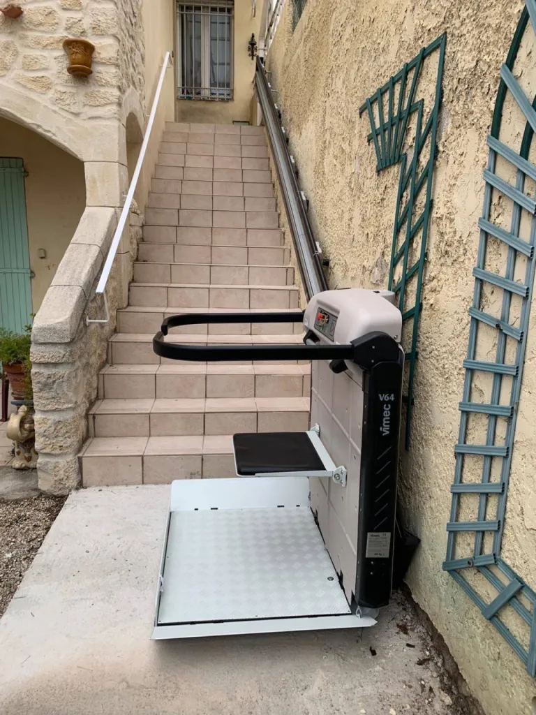 Création d'une accessibilité via une plateforme monte-escalier VIMEC V64 dans un escalier droit à Marseille