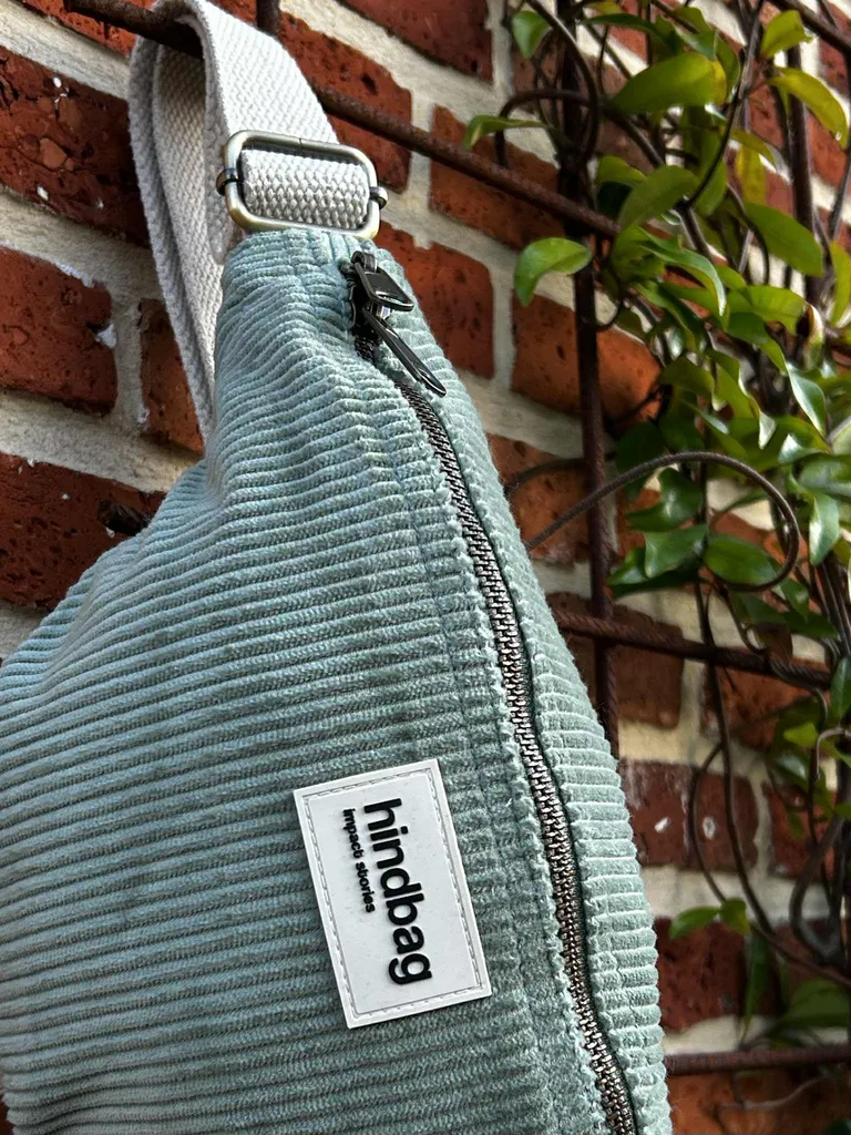 Sac banane Hindbag Olivia en velours vert d'eau disponible chez Evasion Eu