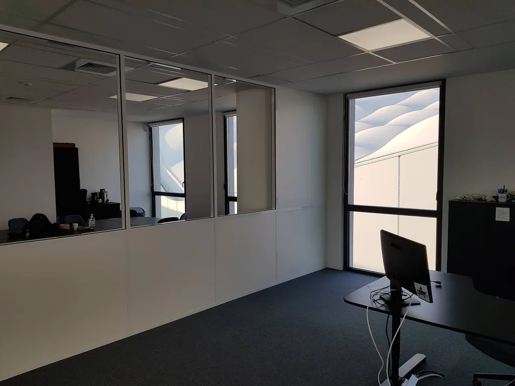 Aménagement d'un espace tertiaire avec des cloisons semi-vitrées amovibles dans un open-space à Marseille