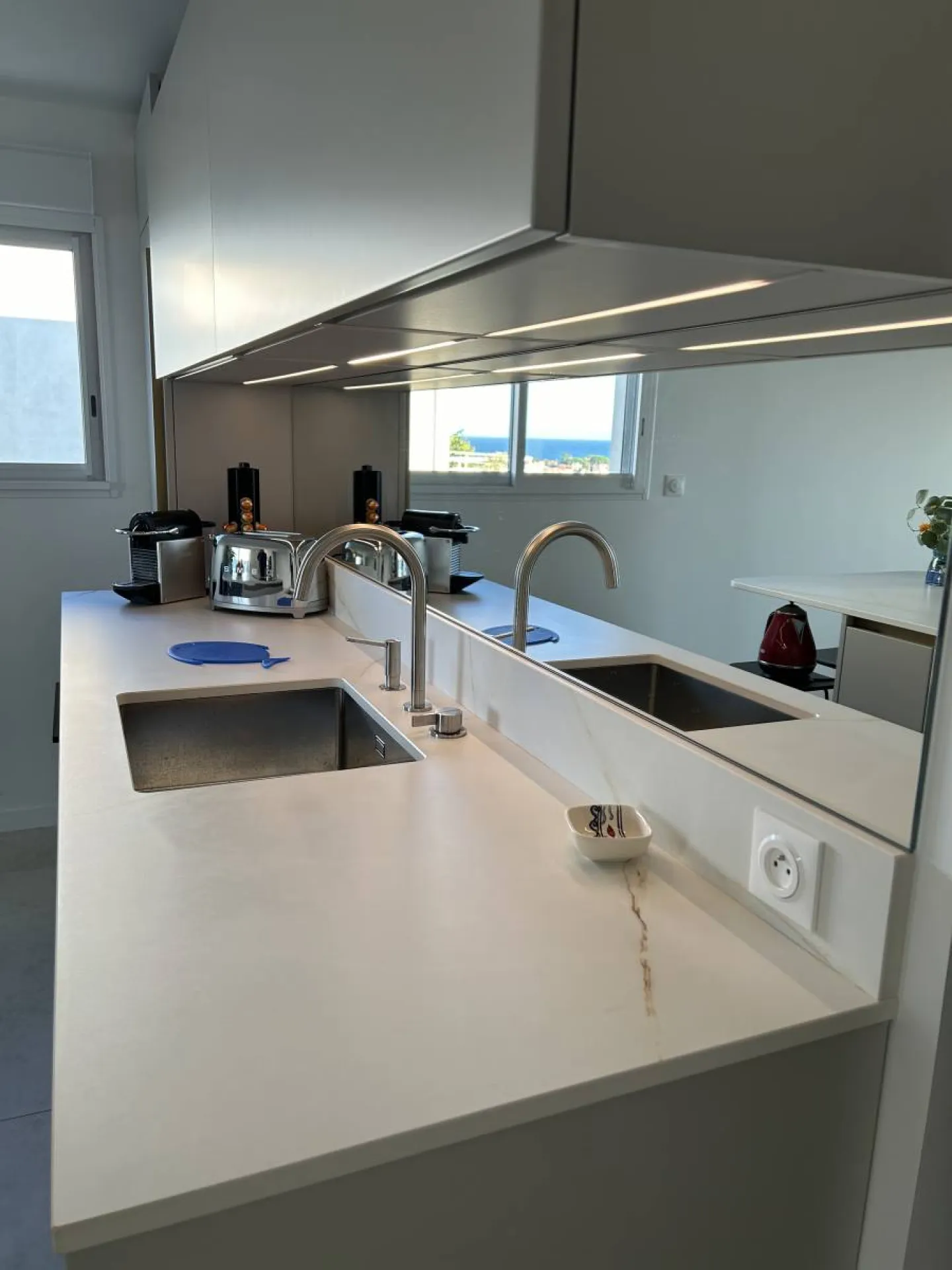 Photo d'une cuisine italienne design conçue et installée sur mesure à Sanary sur Mer dans le Var