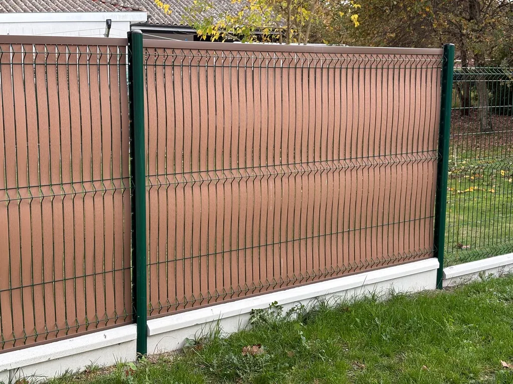 Avec des occultants imitation bois, en PVC ou Composite, vous protégez votre maison au Porge des regards indiscrets, tout en gardant un aspect esthétique.