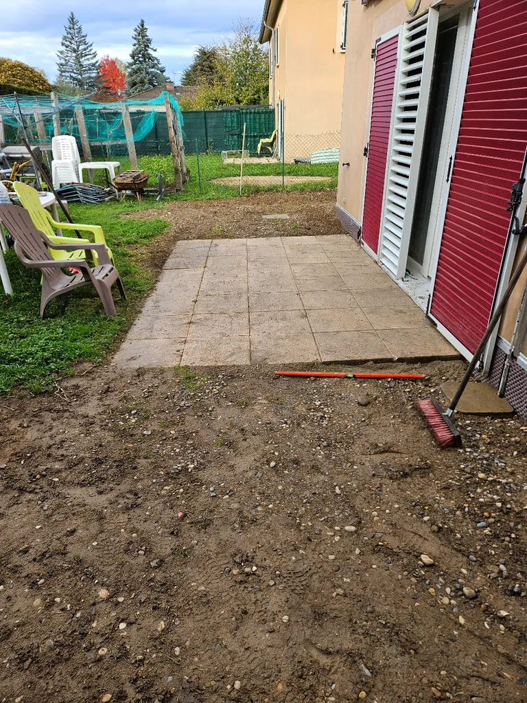 Terrassement au tour de une maison, pose d'une étanchéité avec delta MS et solin pour éviter les problèmes de remonter capillaire sur la commune de Mions près de Lyon 