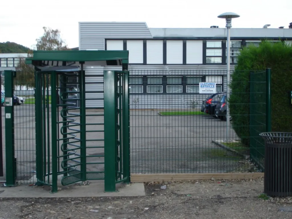 Installation de tourniquet pour gestion des entrées d'un Lycée à Pont Audemer 27
