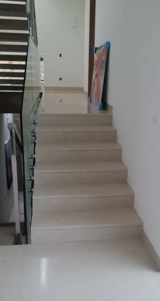 Pierre de Saint-Germain : pierre marbrière aux nuances beige et blanc cassé