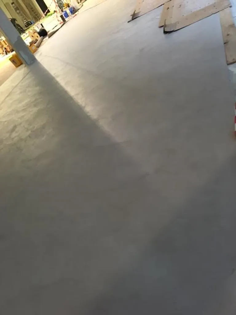 sol béton ciré terre du monde 500m² dans boutique jennyfer  région paca