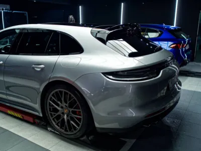La pose du film de protection PPF XPEL sur cette Porsche Panamera Hybrid 2020 assure une défense optimale contre les agressions extérieures sans altérer son design.