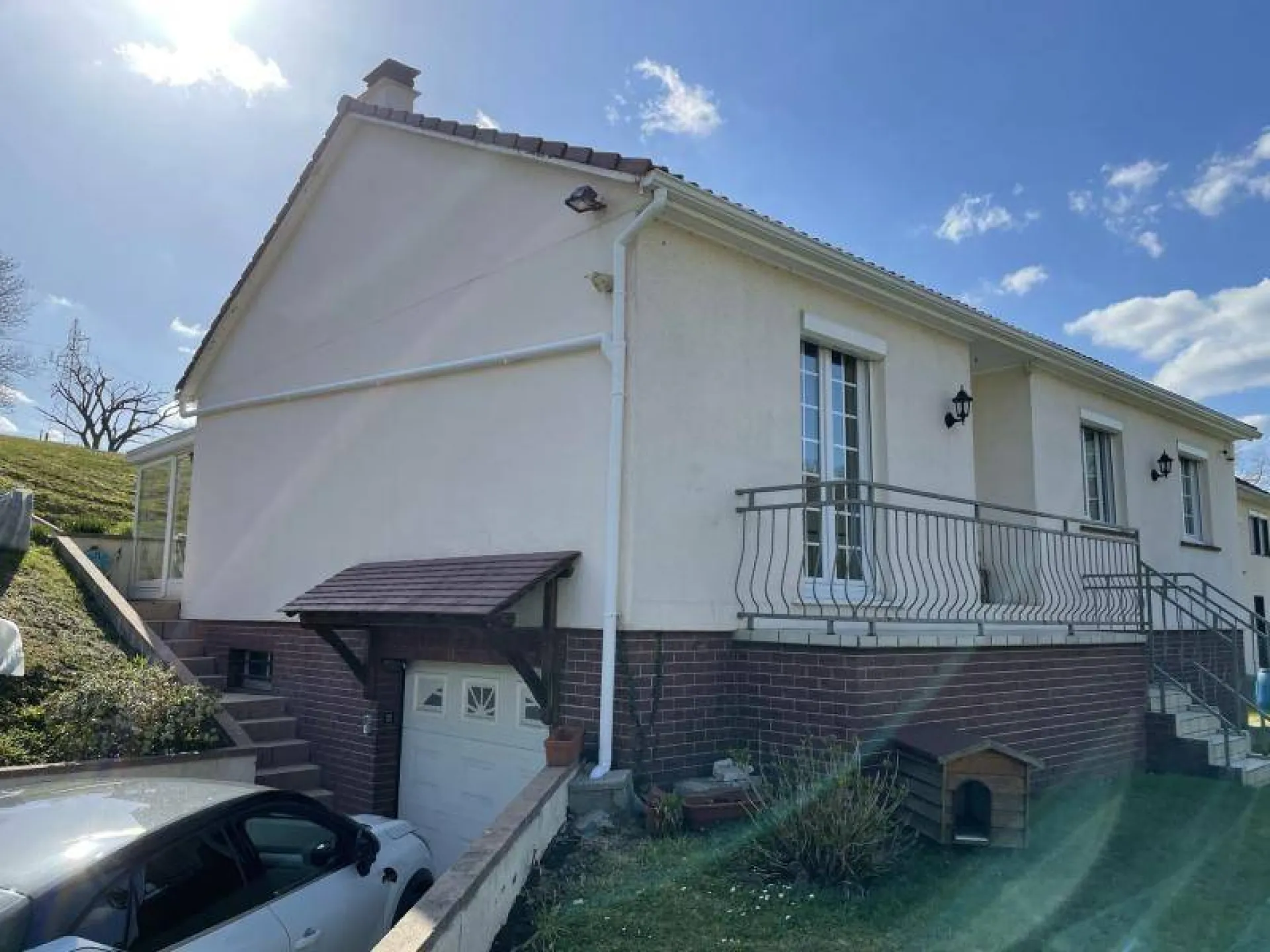 A acheter joli pavillon PLAIN PIED de 108m² avec sous sol total sur un terrain de 950 m² avec vue dégagée sur la commune de TOURVILLE LA RIVIERE 76410