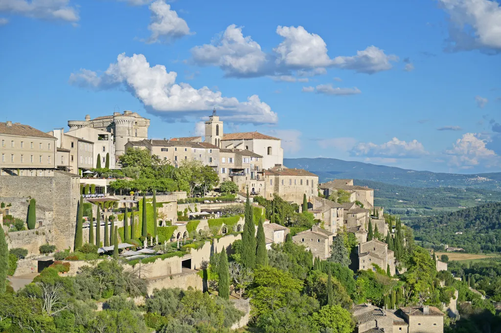 L'Agence familiale immobilière ROSIER vous accompagne pour tous vos projets de qualité en Provence depuis 1970 dans le Luberon, autour du Mont Ventoux et dans les Alpilles.