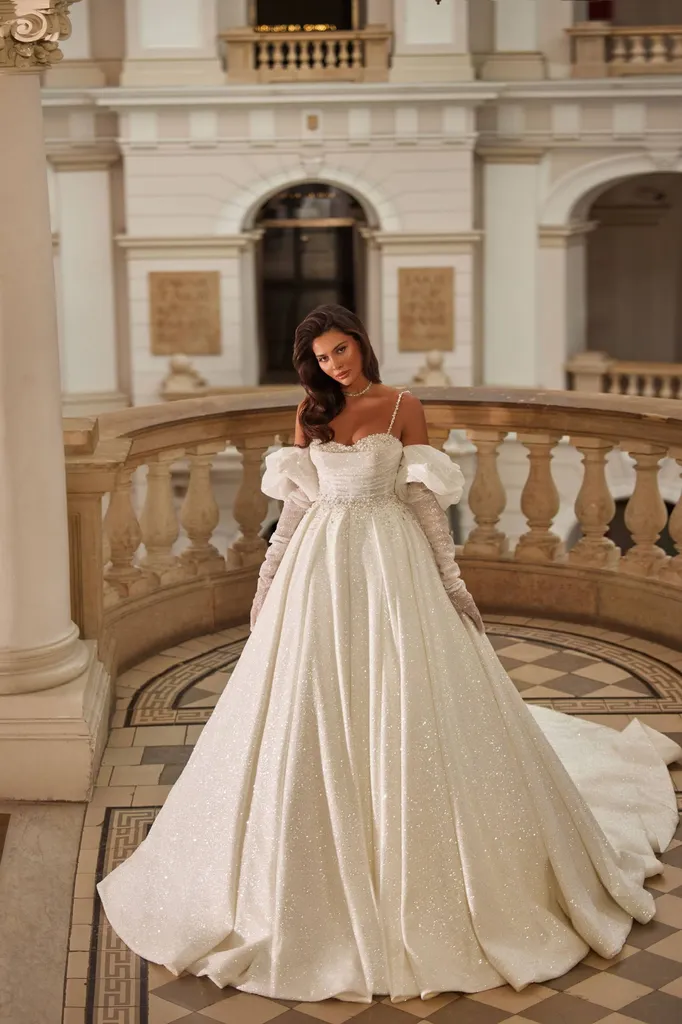 Robe de mariée princesse, bustier baleiné orné de perles à Marseille.