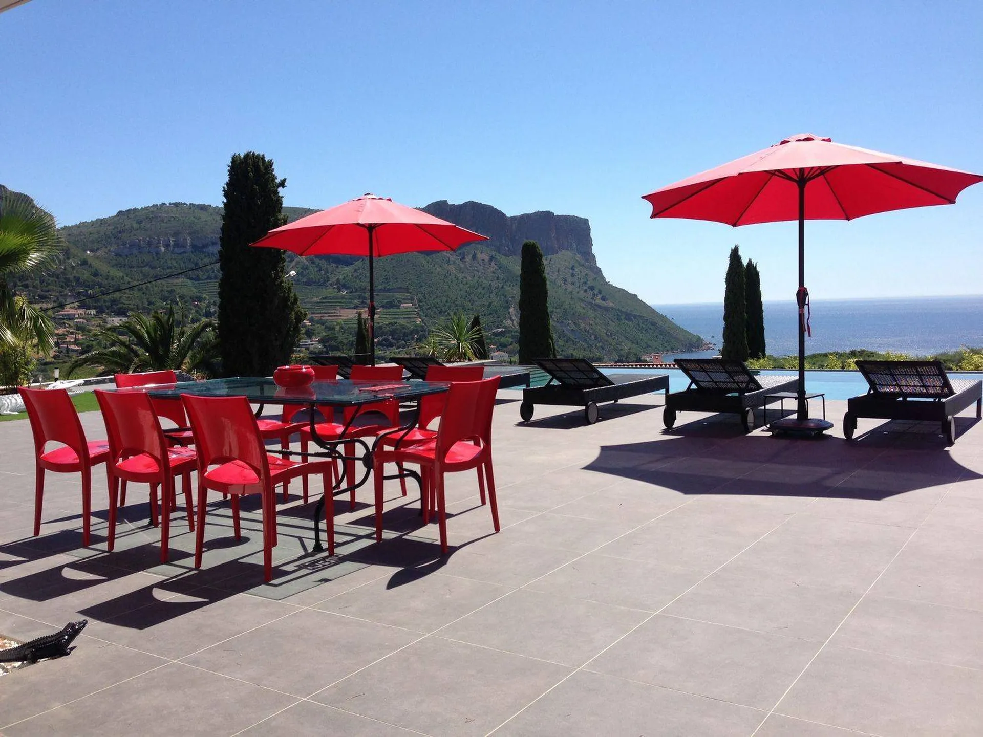 Terrasse ensoleillée avec magnifique vue 360° Cap Canaille et mer - cadre incroyable maison à vendre à cassis 