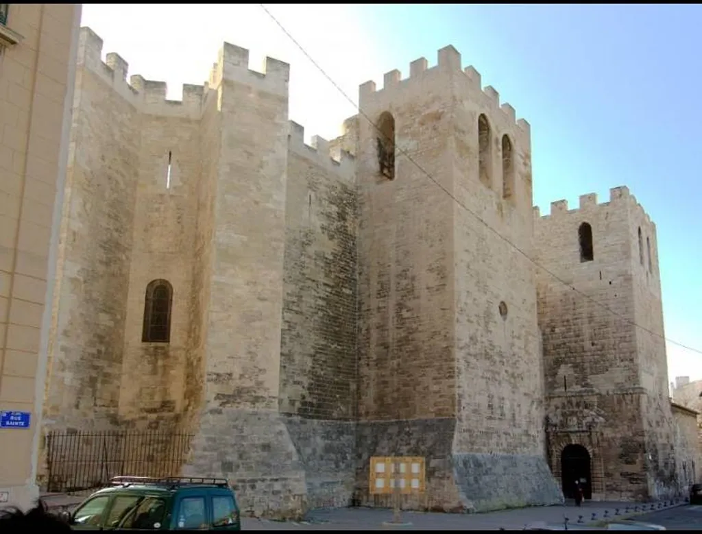 Location de minivans 9 places avec chauffeurs, circuits touristiques, visites guidées.