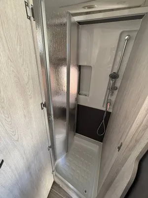 DOUCHE AVEC PAROI RIGIDE