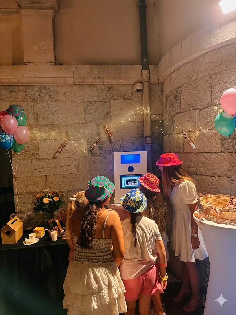 Location de photobooth  modèle mini pour la communion de Camille à Marseille (Notre-Dame de la Jeunesse – St Menet)