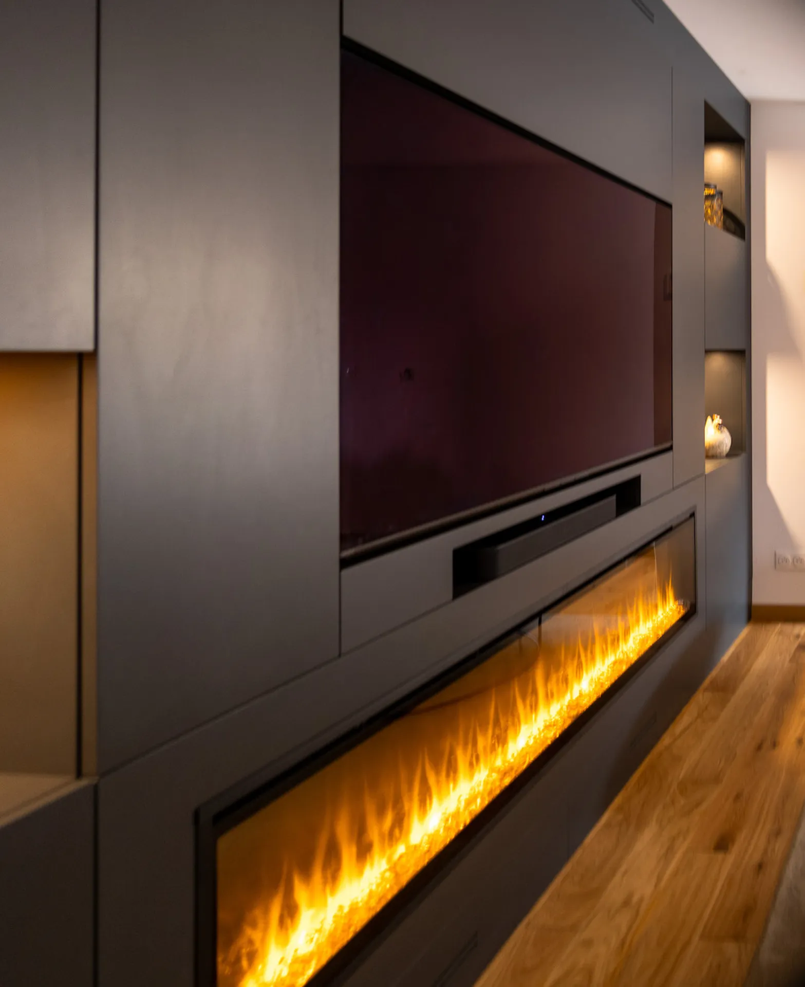 Meuble TV avec rangements sur mesure au design moderne à Mirabel