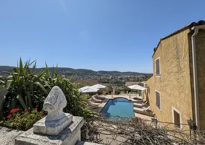 Somptueuse villa familiale baignée de lumière avec jardin paysager et terrasse ensoleillée, située au calme absolu proche de toutes commodités.