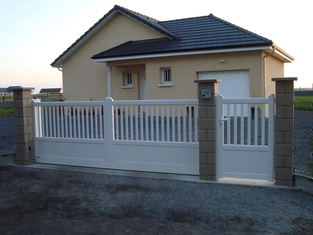 Installation de Portail en aluminium Coulissant Motorisé, Modèle Moderne Coloré Sur-Mesure à Bourgtheroulde dans l'Eure 27 et Bosroumois
