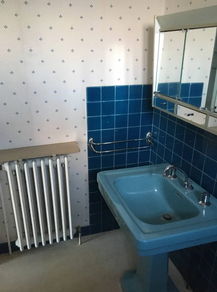 Radiateur hydraulique avant rénovation d’une salle de bains à Villefranche sur Saône (69) avant remplacement du radiateur