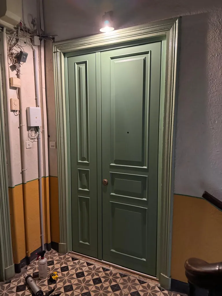 Remplacement d'une porte d'appartement en copropriété dans le Vieil Ajaccio : la Silvelox Sikura moulurée 2/3 - 1/3, vert laqué côté palier et chêne naturel côté intérieur