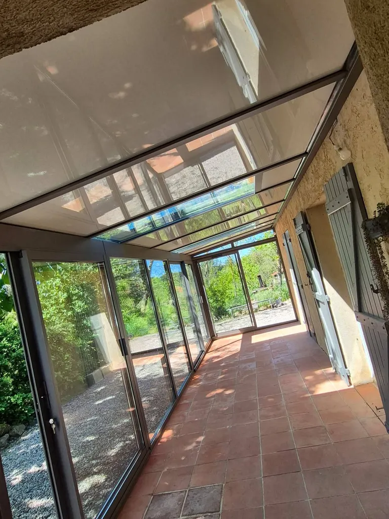 Véranda gris anthracite en aluminium Technal près de Fuveau