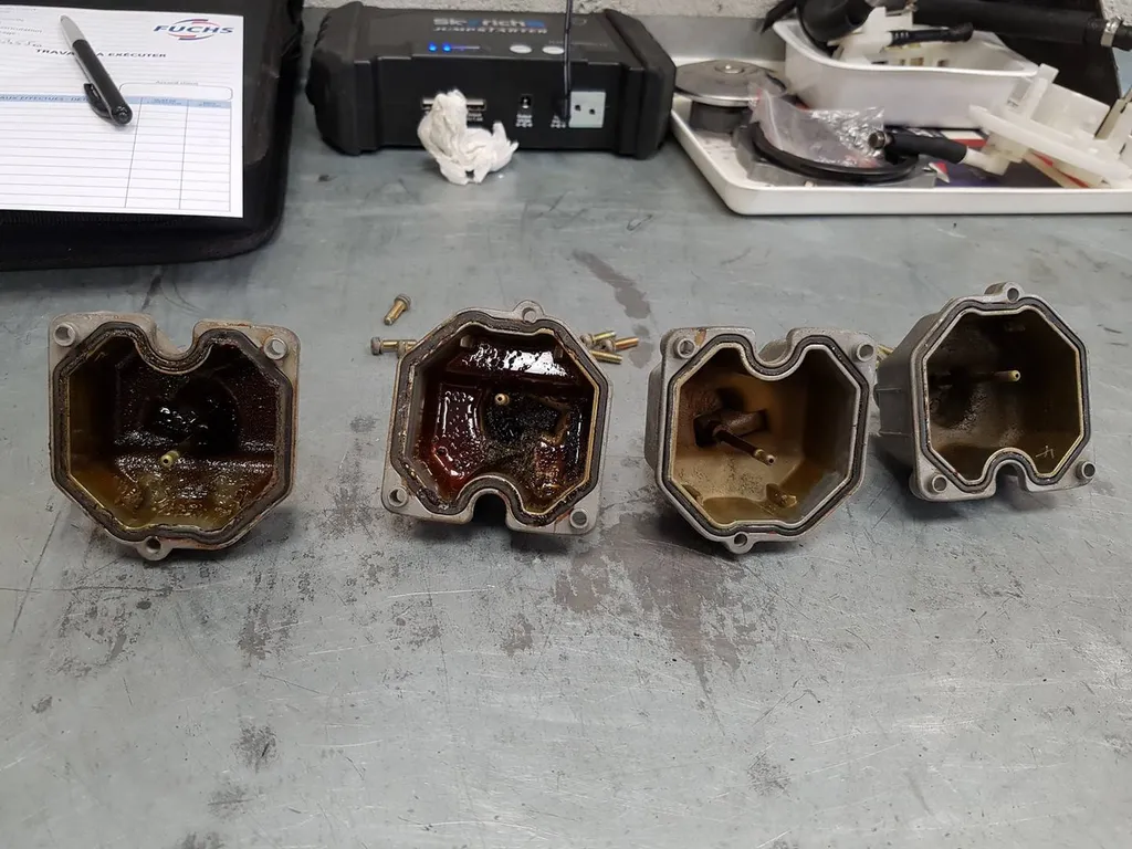 RESTAURATION RAMPE DE CARBURATEUR HONDA CB550 FOUR SIX FOURS LES PLAGES