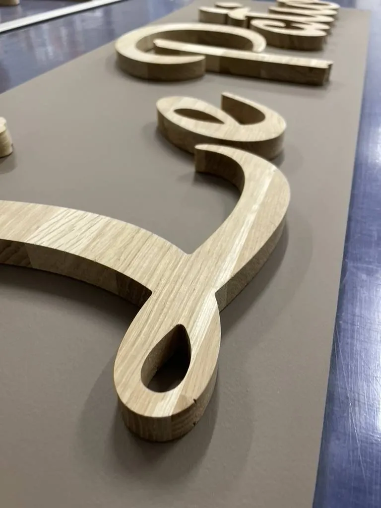 réalisation de lettres découpées en bois en Alsace