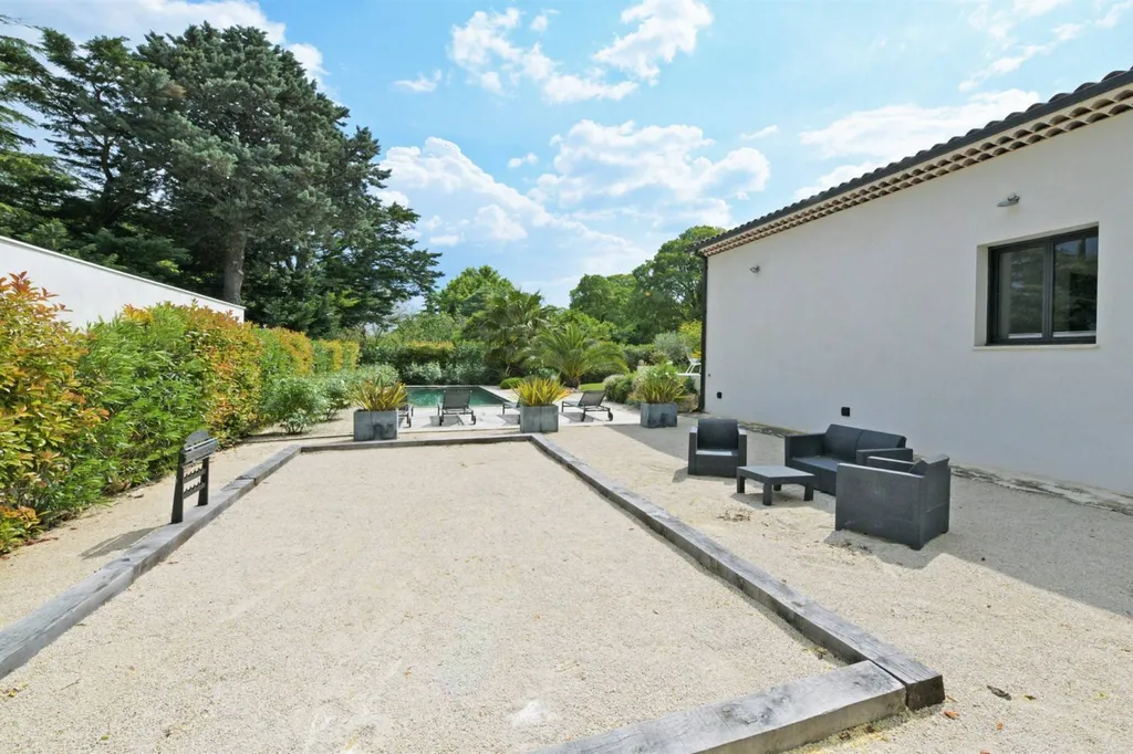 aux Angles, maison contemporaine de plain-pied avec piscine   