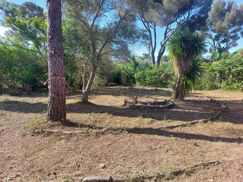 Terrain constructible de 291 m² à LA VALETTE DU VAR