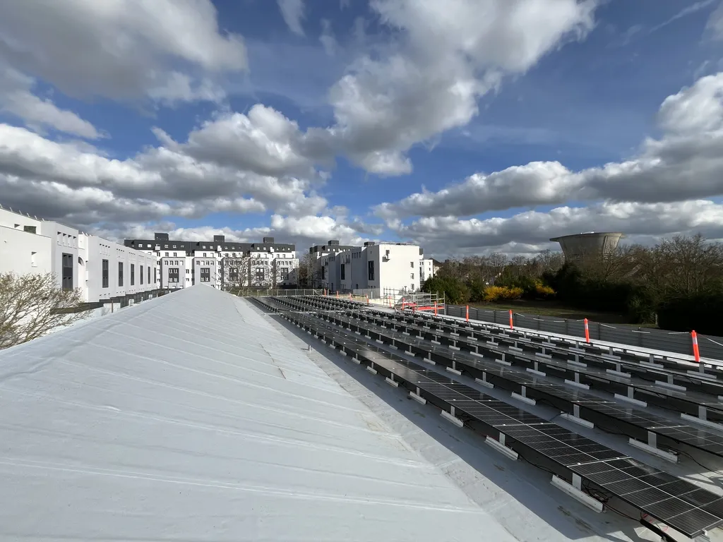 BST ENERGIE conçoit et installe une centrale photovoltaïque de 85,56 kWc avec technologie SolarEdge sur la toiture de la piscine de Reims
