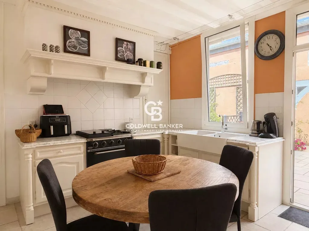 Cuisine indépendante avec accès direct à la terrasse, maison à vendre en hypercentre du Mans