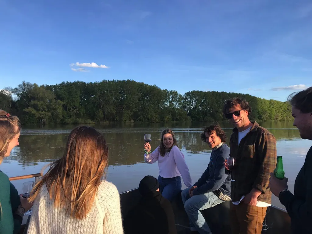 Balade en bateau pour un apéro entre amis devant Bordeaux
