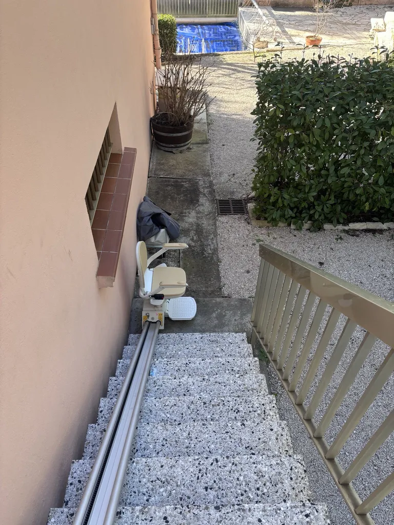 Le dénivelé parle de lui-même pour faciliter son quotidien avec ce fauteuil monte escalier extérieur ACORN A130 Rousset en Pays d'Aix
