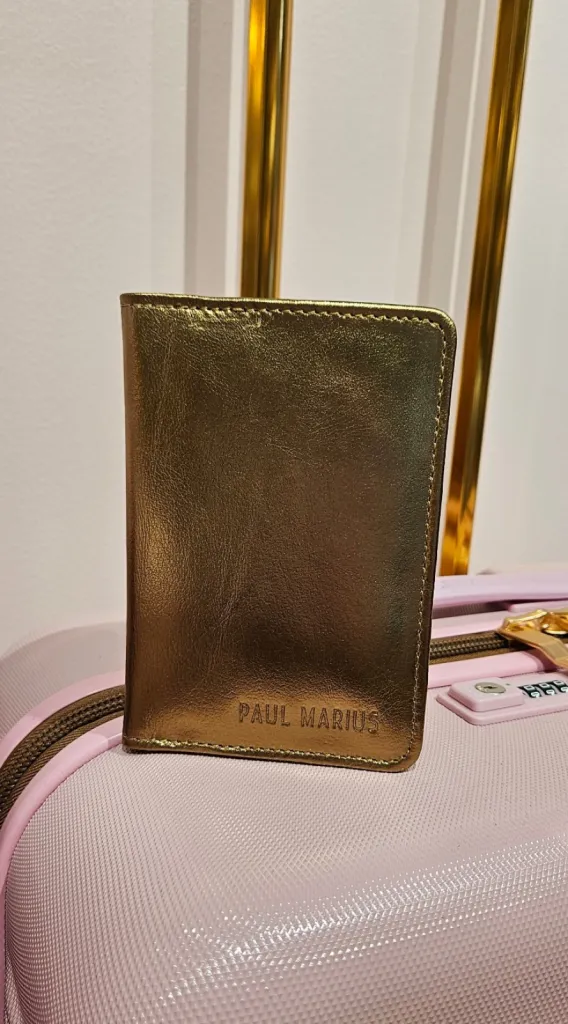 L'étui pour passeport bronze de Paul Marius disponible chez Evasion Eu