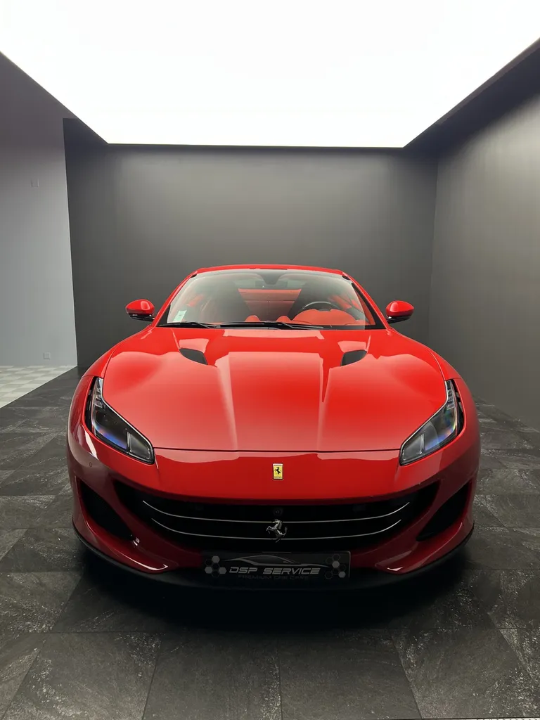 Quand une Ferrari en cache une autre chez DSP Service à Le Mans