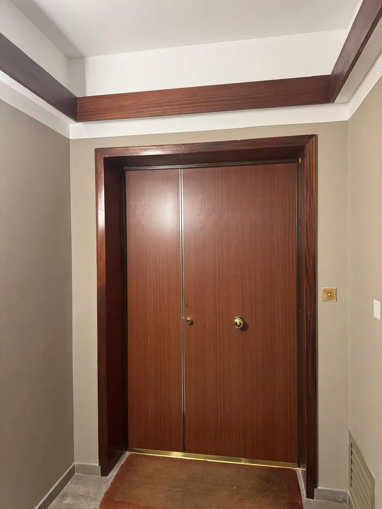 Sécuriser un appartement à Ajaccio : installation d'une Fichet Duo G071 à double vantail, reproduction à l'identique en tôle acajou clair et pommeau laiton poli