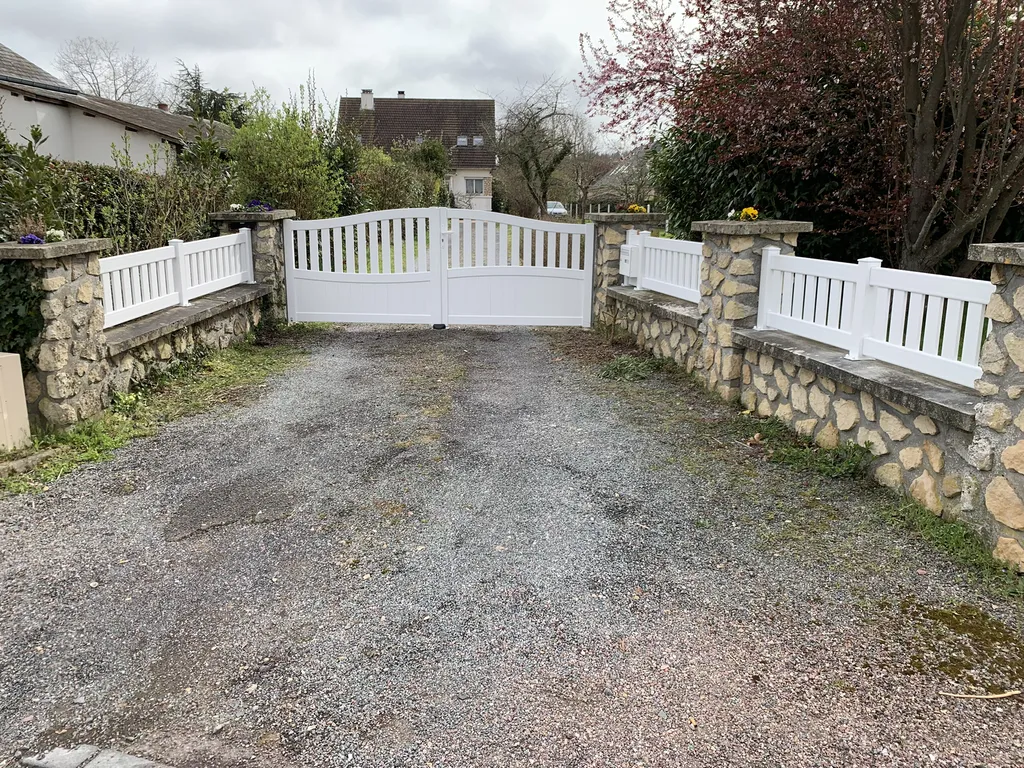 Installation de Portail PVC Battant Classique, Modèle Personnalisable Sans Entretien à Pont-l’Évêque dans le Calvados 14 et Saint-André-d'Hébertot
