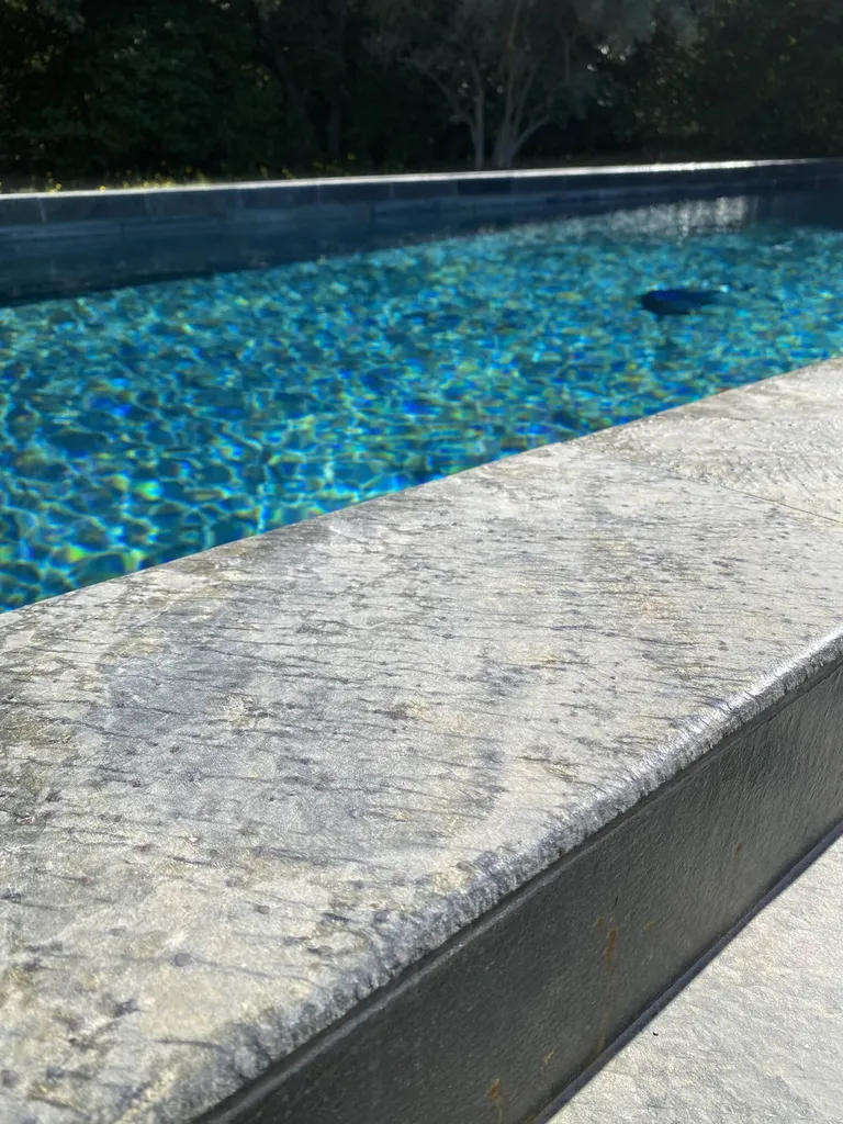 Margelles de piscine en Pierre de Deoli à Saint Gabriel 