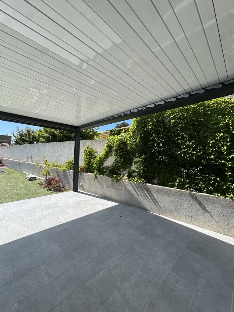 Mise en place d'une pergola Bioclimatiques Marquises Open XXL sur Carry le Rouet