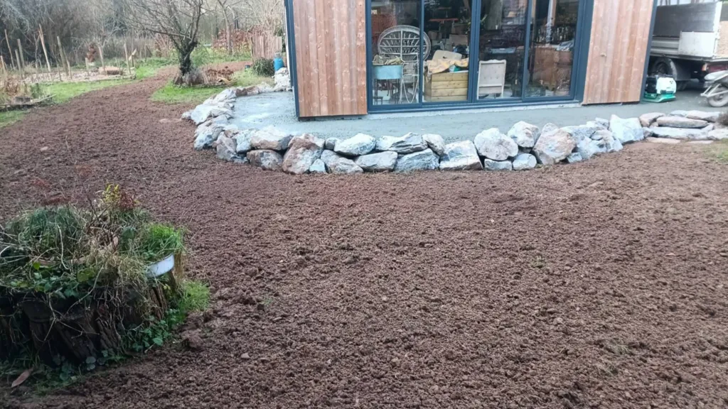 Réalisation d'un aménagement de jardin avec enrochement paysager à ST JOUIN BRUNEVAL