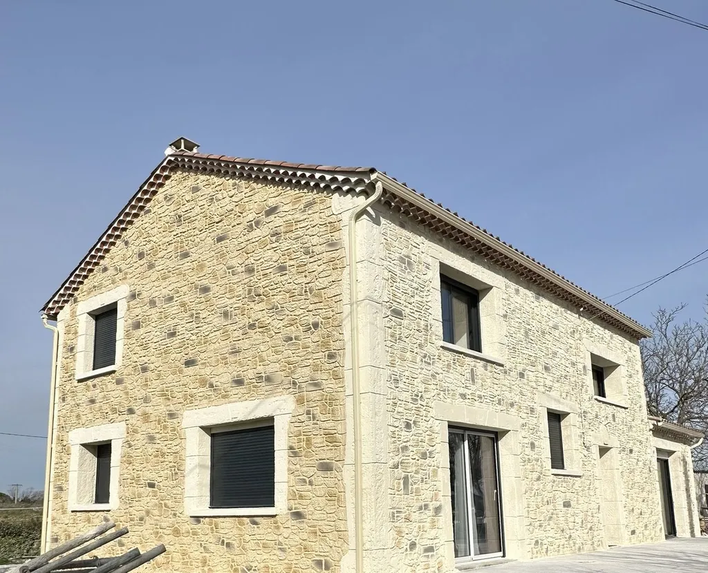 Façade imitation pierre en Drôme 26 et Ardèche 07 avec STONEO. Conseil et devis gratuit. Grignan, La Garde-Adhémar, Le Poët-Laval et Suze-la-Rousse.