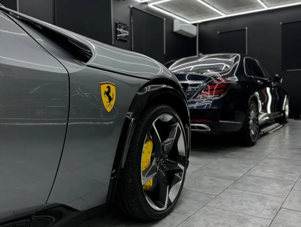 Polissage et traitement céramique Gtechniq Crystal Serum Ultra sur Ferrari Purosangue grise à Nice