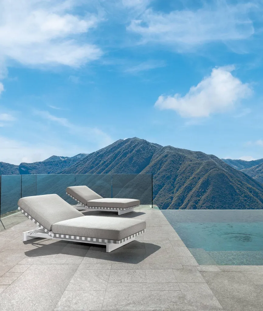 transat jardin beige avec coussin hyères les palmiers près de la garde