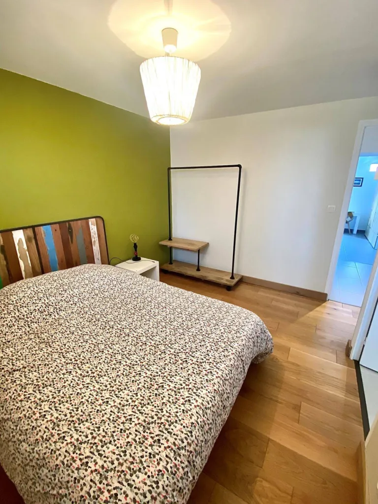 belle chambre spacieuse et lumineuse 