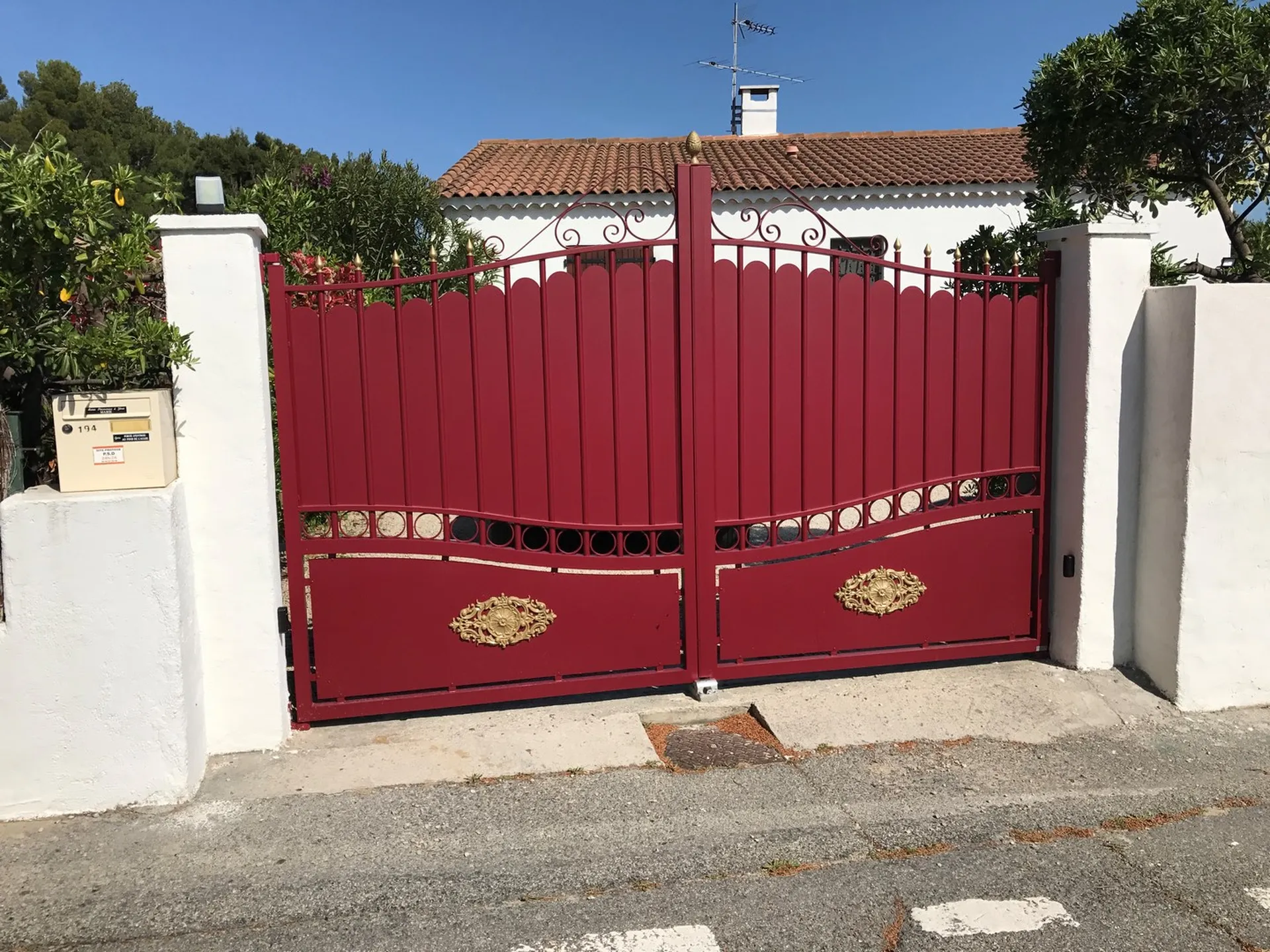 portail aluminium sur-mesure traditionnel