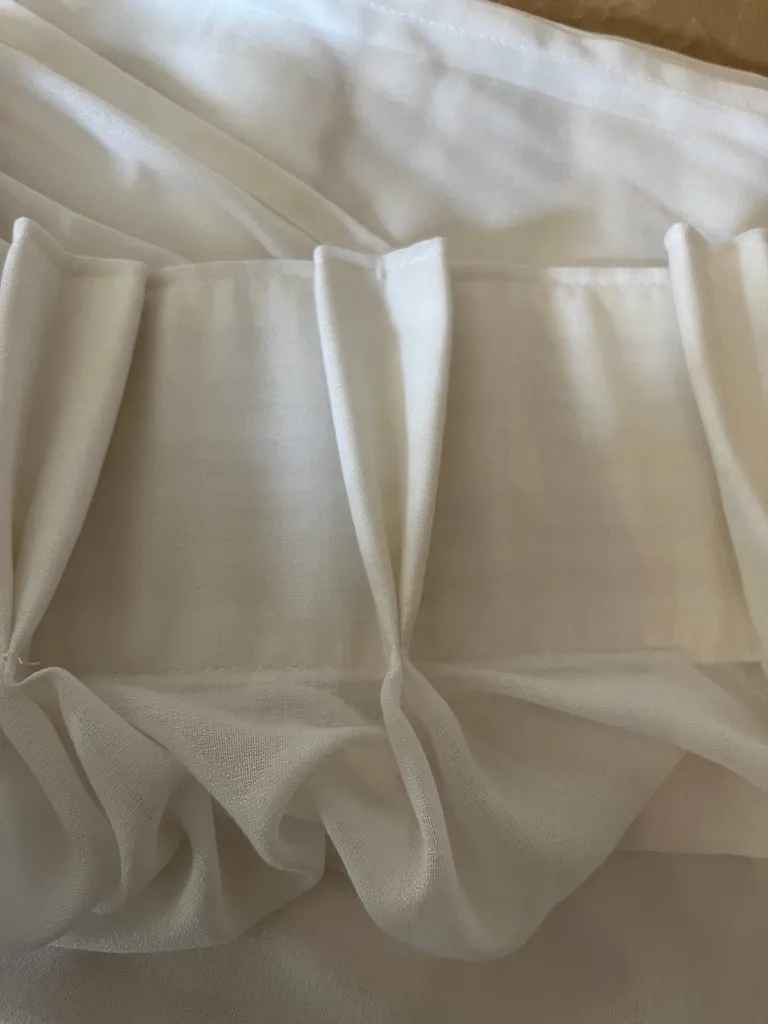 Confection de voilage en tête à plis pincés