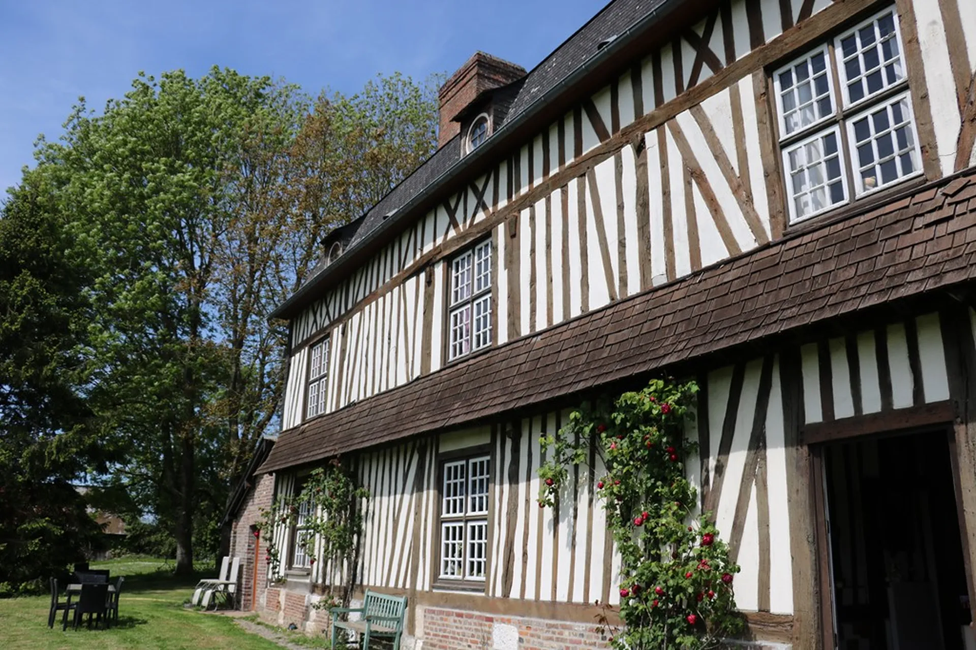 Vend ancien manoir avec une superficie habitable d'environ 171 m² , une dépendance à renover.